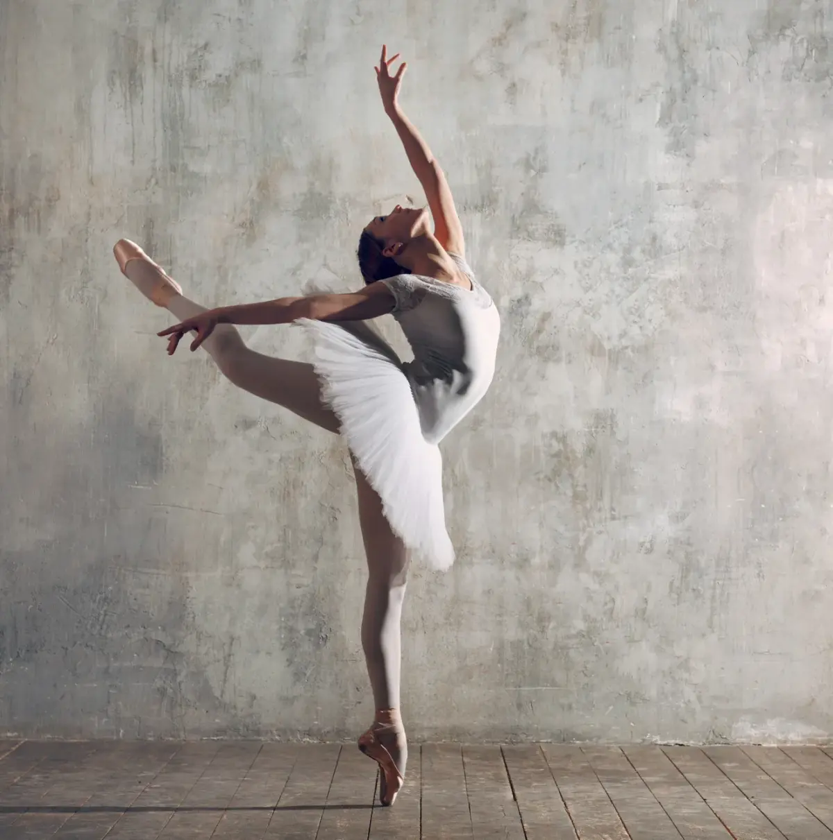 Danseuse de ballet sur pointes en tutu blanc dans un mouvement chorégraphique