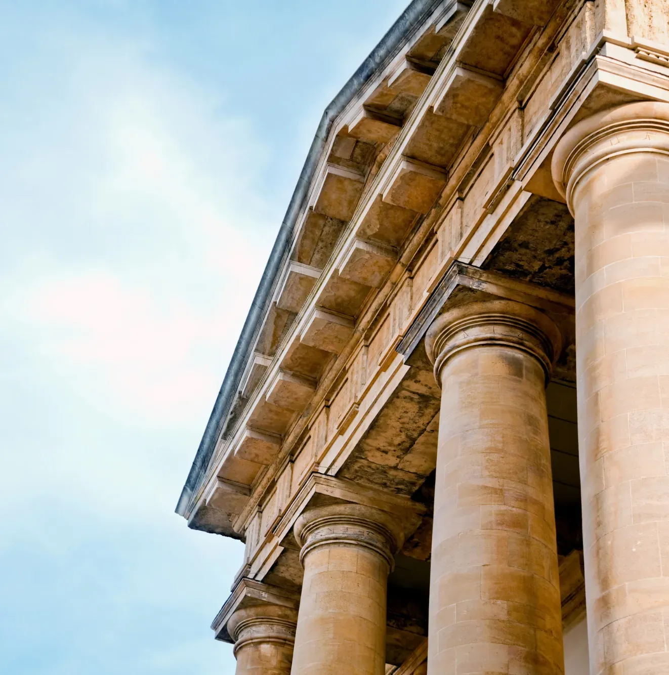 Colonnes de la façade d'un palais de justice