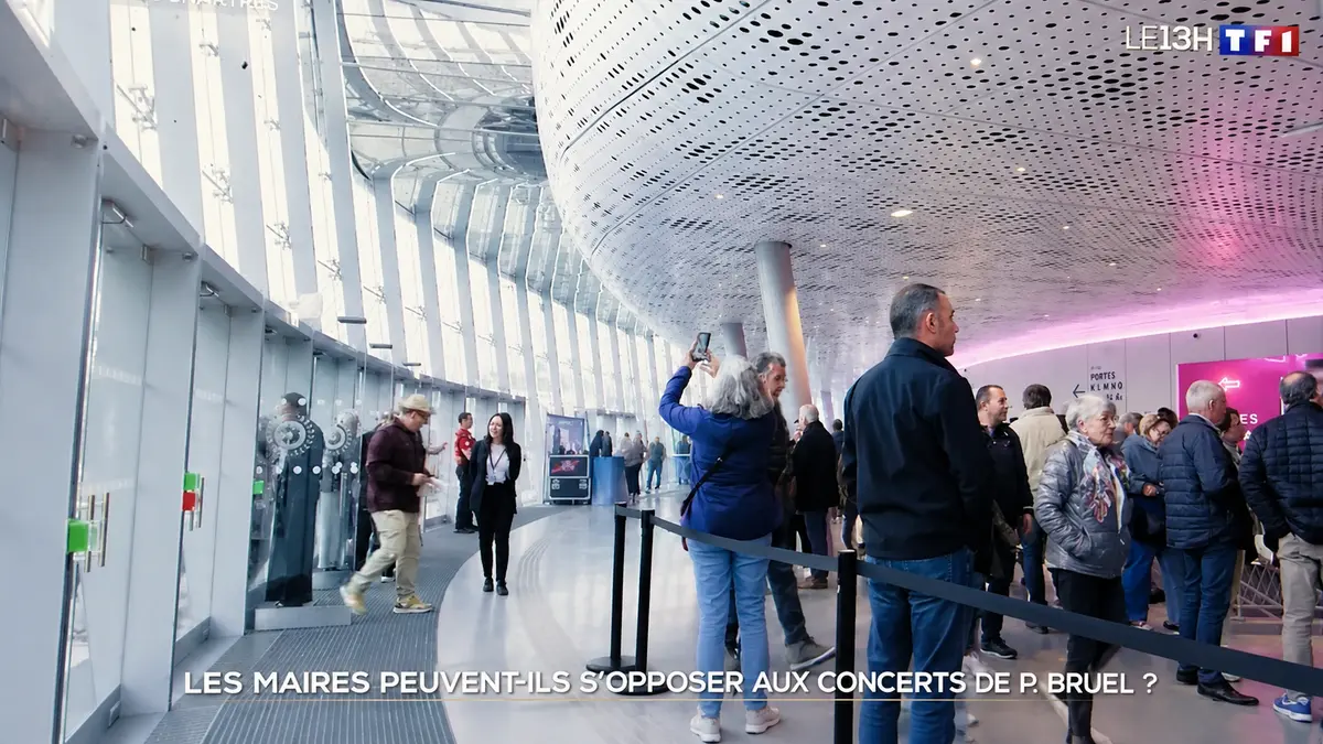 Public faisant la queue dans le hall d'une salle de spectacle avant un concert