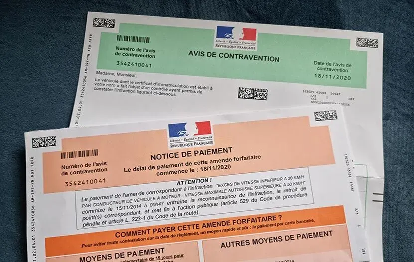 Plusieurs procès-verbaux glissés sous l'essuie-glace d'une voiture en stationnement