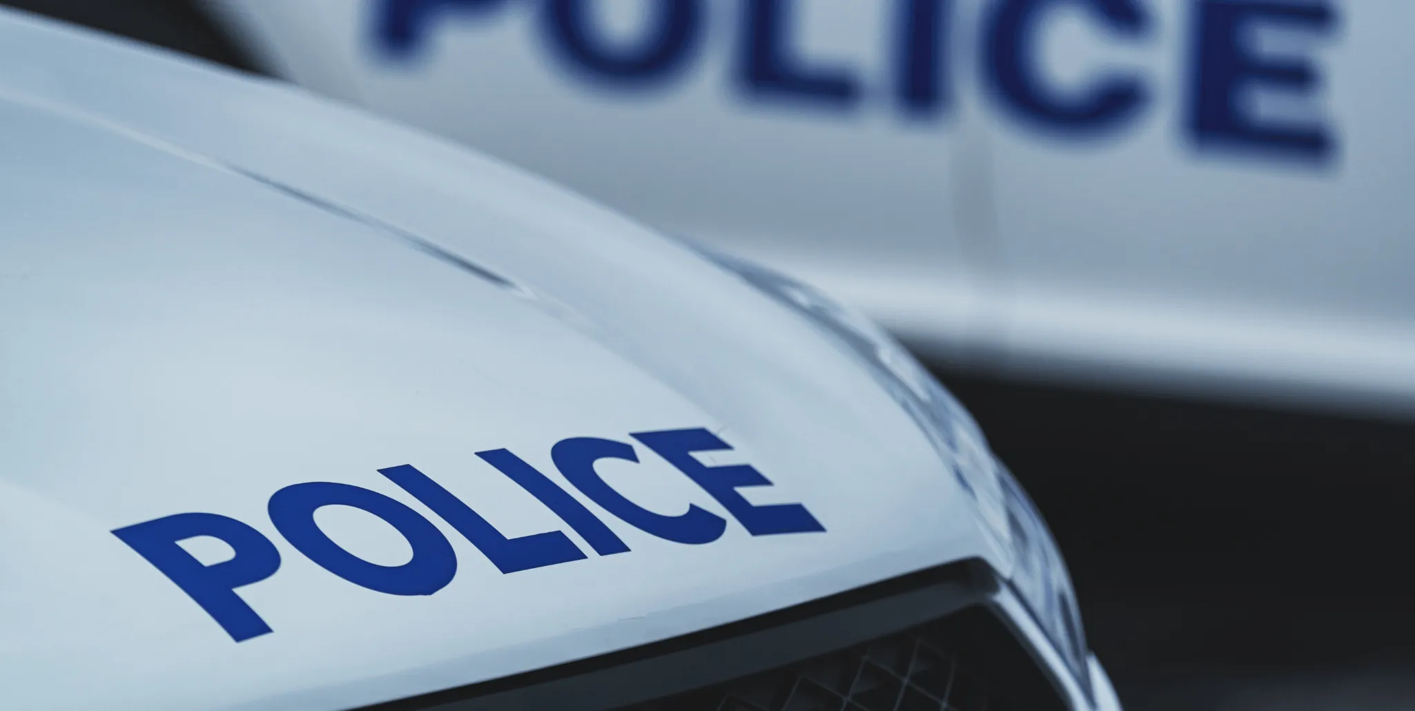 Deux véhicules de police garés l'un derrière l'autre