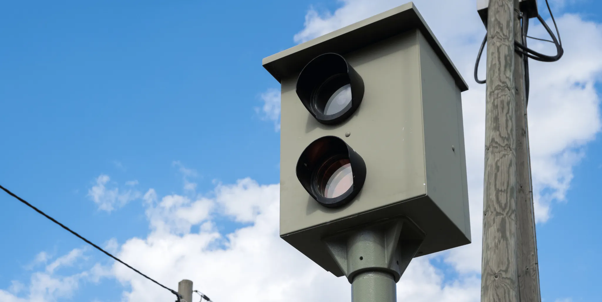 Radar routier fixe installé au bord d'une route
