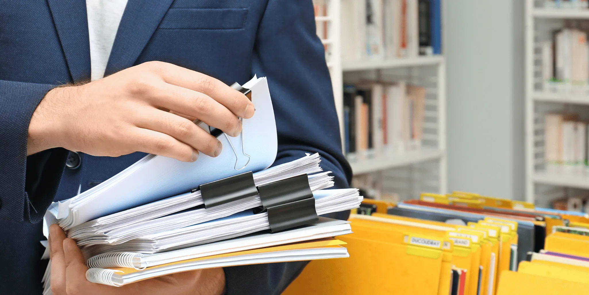 Classement de dossiers suspendus numérotés dans un tiroir d'archives