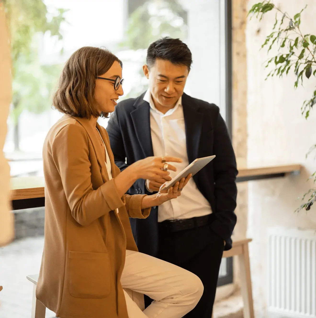 Deux professionnels échangeant autour d’une tablette