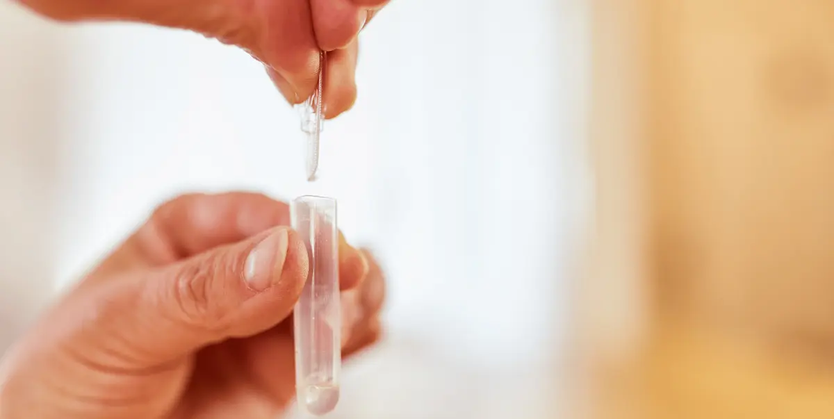 Prélèvement salivaire dans un tube pour un dépistage de stupéfiants