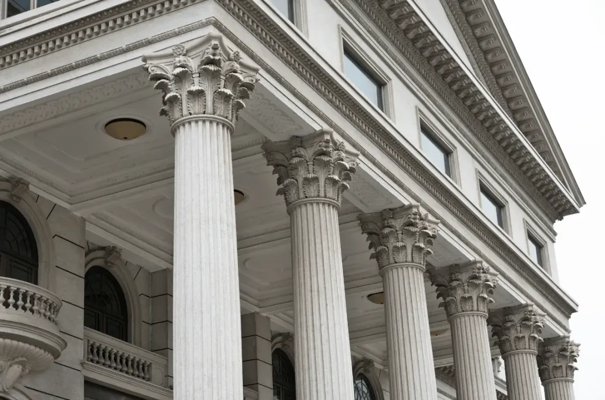 Façade à colonnes d'un tribunal