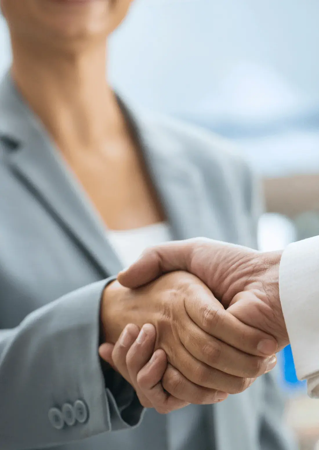 Poignée de main entre Maître Fitoussi et une cliente