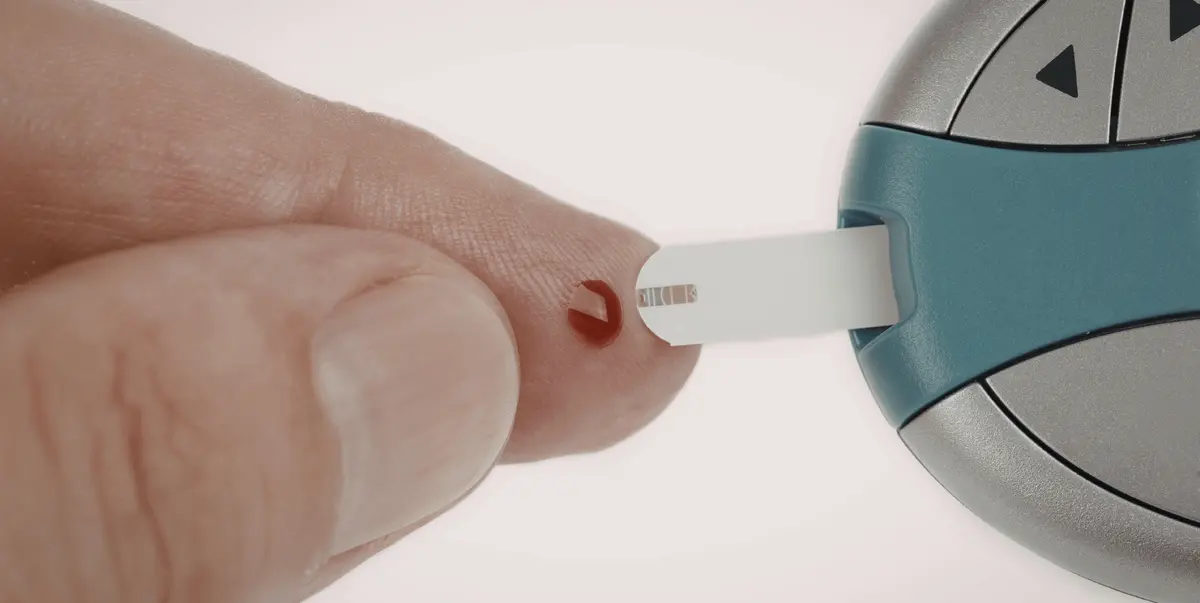 Prélèvement d'une goutte de sang au bout du doigt pour un test express