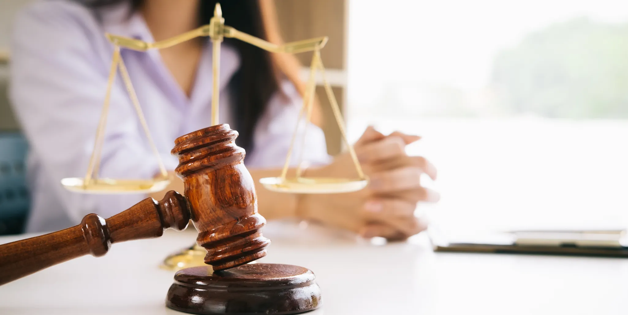 Balance de la justice au premier plan devant un avocat et son client