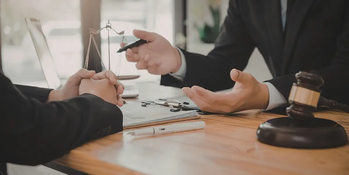 Poignée de main entre deux hommes en costume dans un bureau