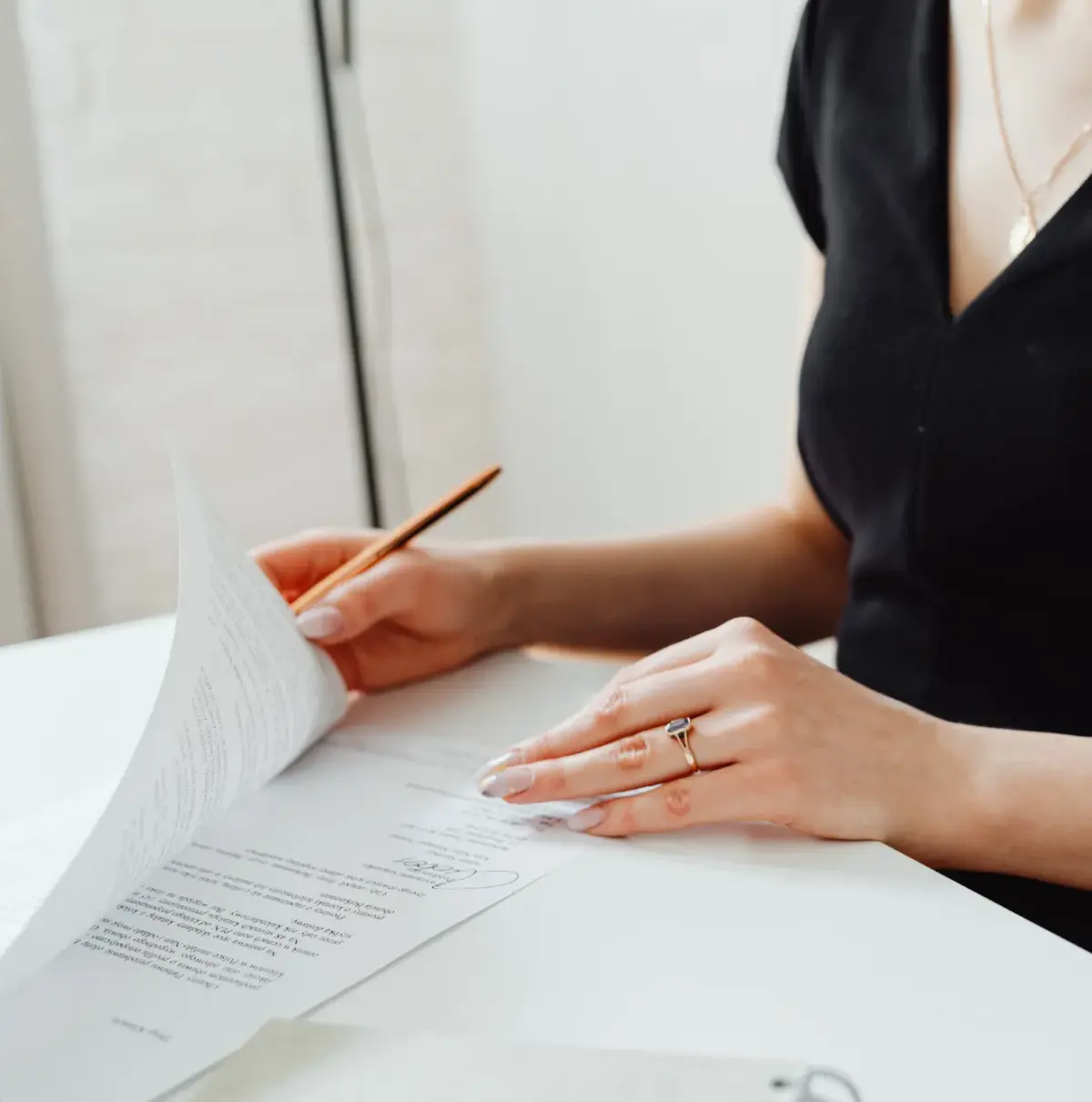 Mains tenant un stylo au-dessus d'un contrat signé